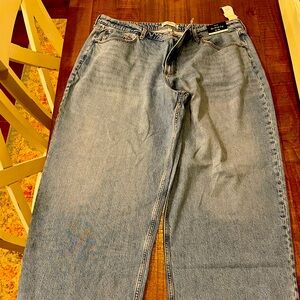 BNWT A&F mid rise, The Wide Leg Curve Love jeans in size 34/18L, light wash